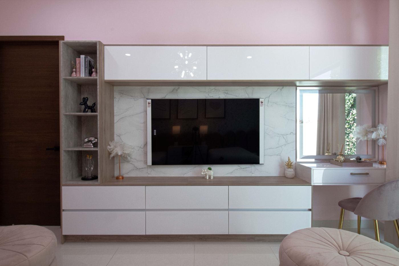 Mueble de televisión blanco con panel de mármol y repisa tipo escritorio